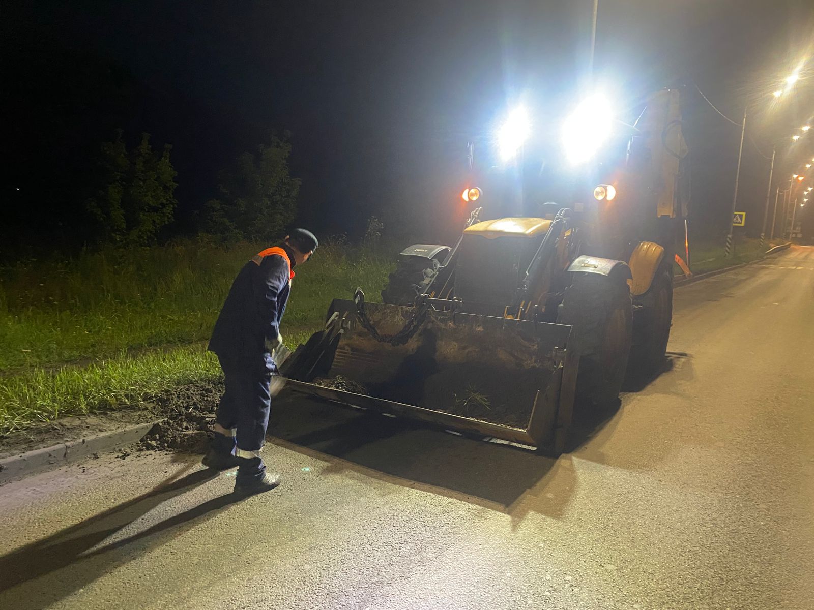 Ночью городские дороги мыли и подметали