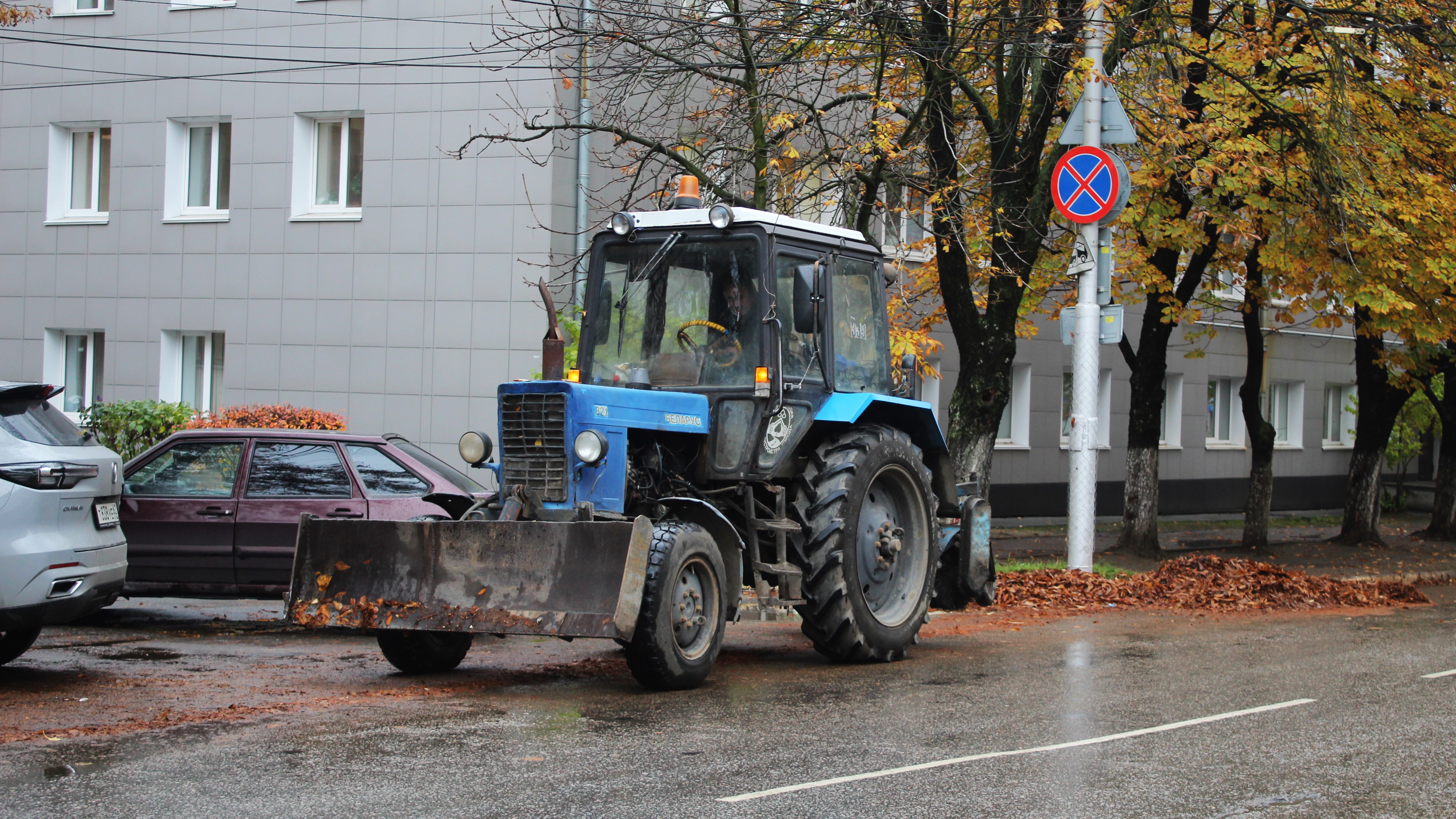 В городе продолжаются работы по уборке и благоустройству