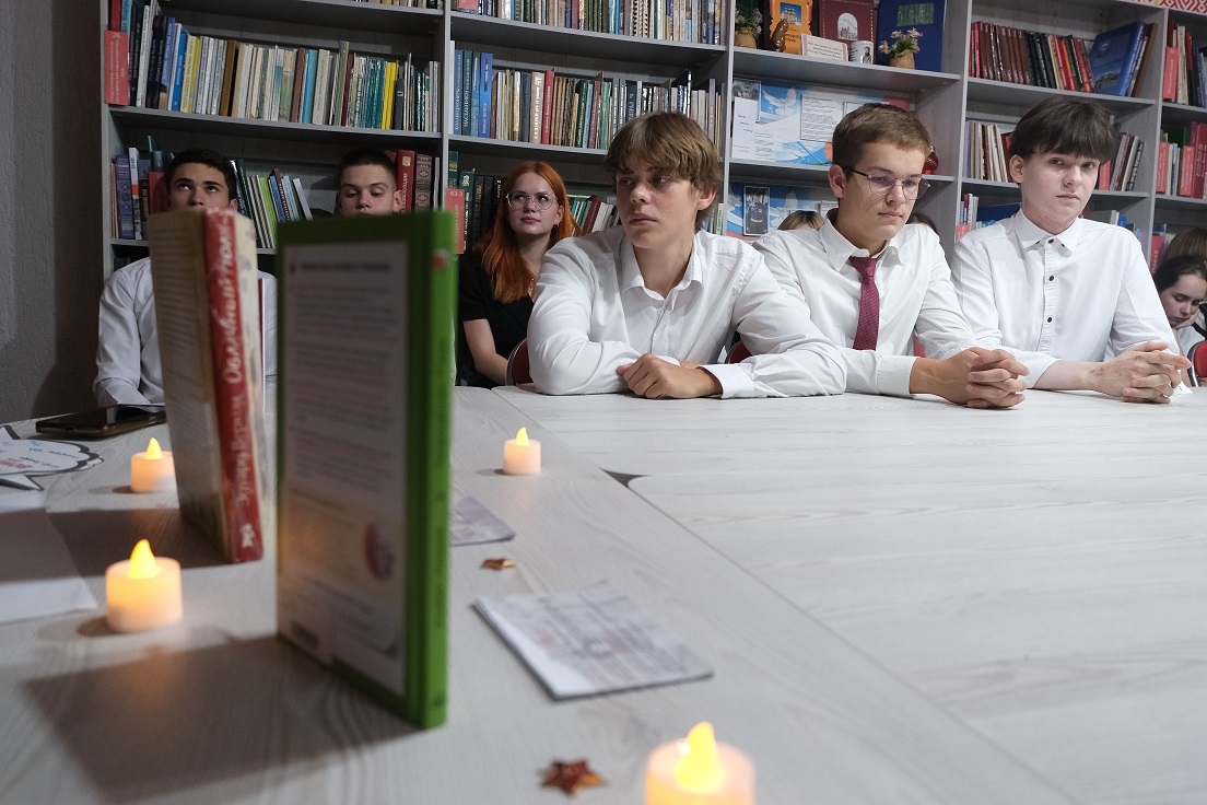 «Взгляд в прошлое, шаг в будущее»: школьники познакомились с лучшими произведениями о войне в Центральной детской библиотеке 