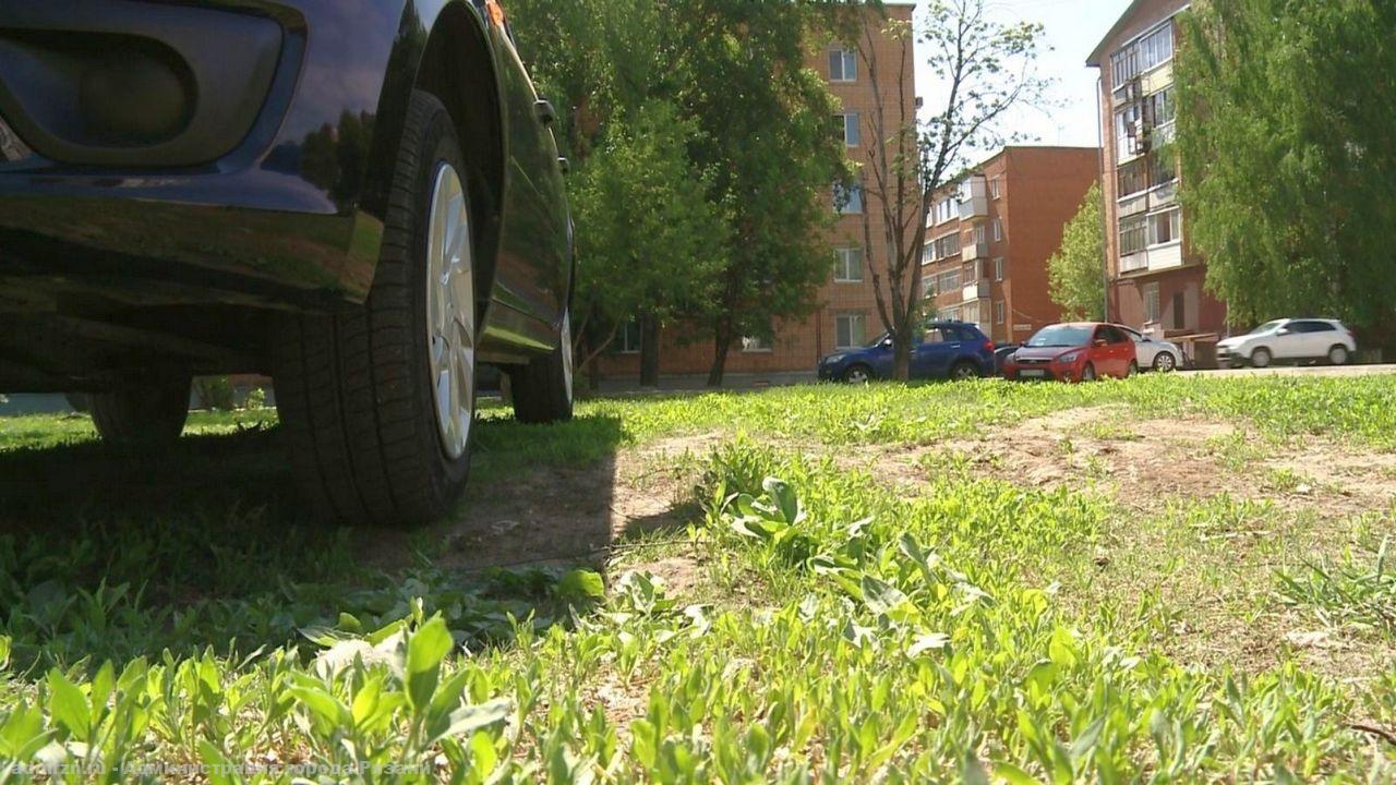 С начала года в Рязани 1394 человек привлекли к ответственности за парковку на газонах