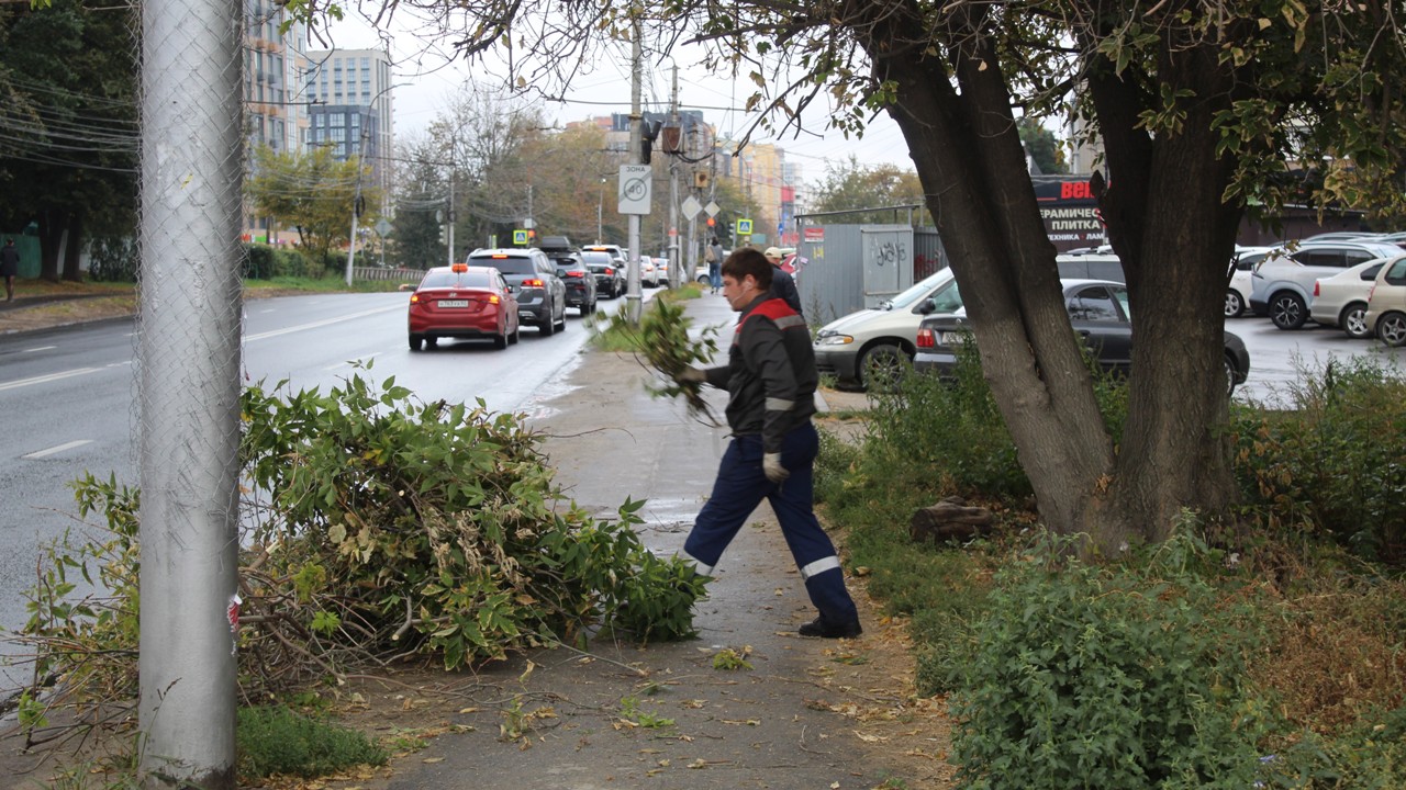 В Рязани продолжаются работы по уборке и благоустройству территорий