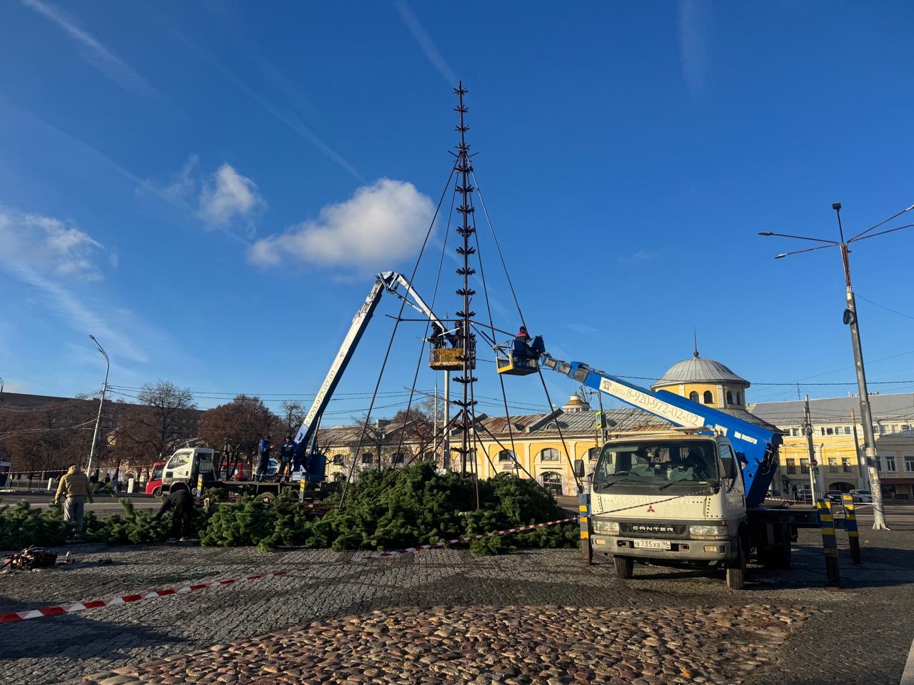 На площади Ленина в Рязани монтируют главную городскую ель