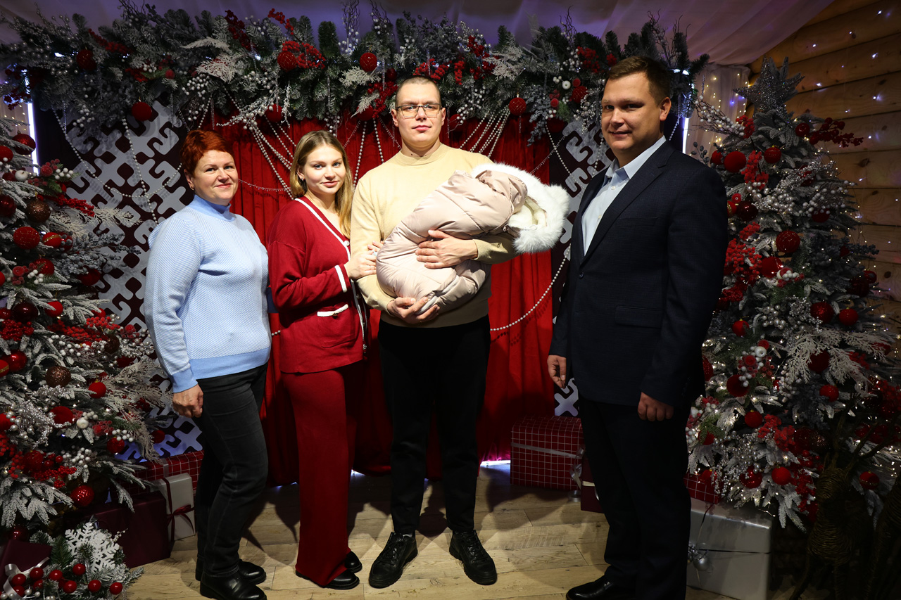 Торжественная регистрация новорожденного состоялась в резиденции Деда Мороза