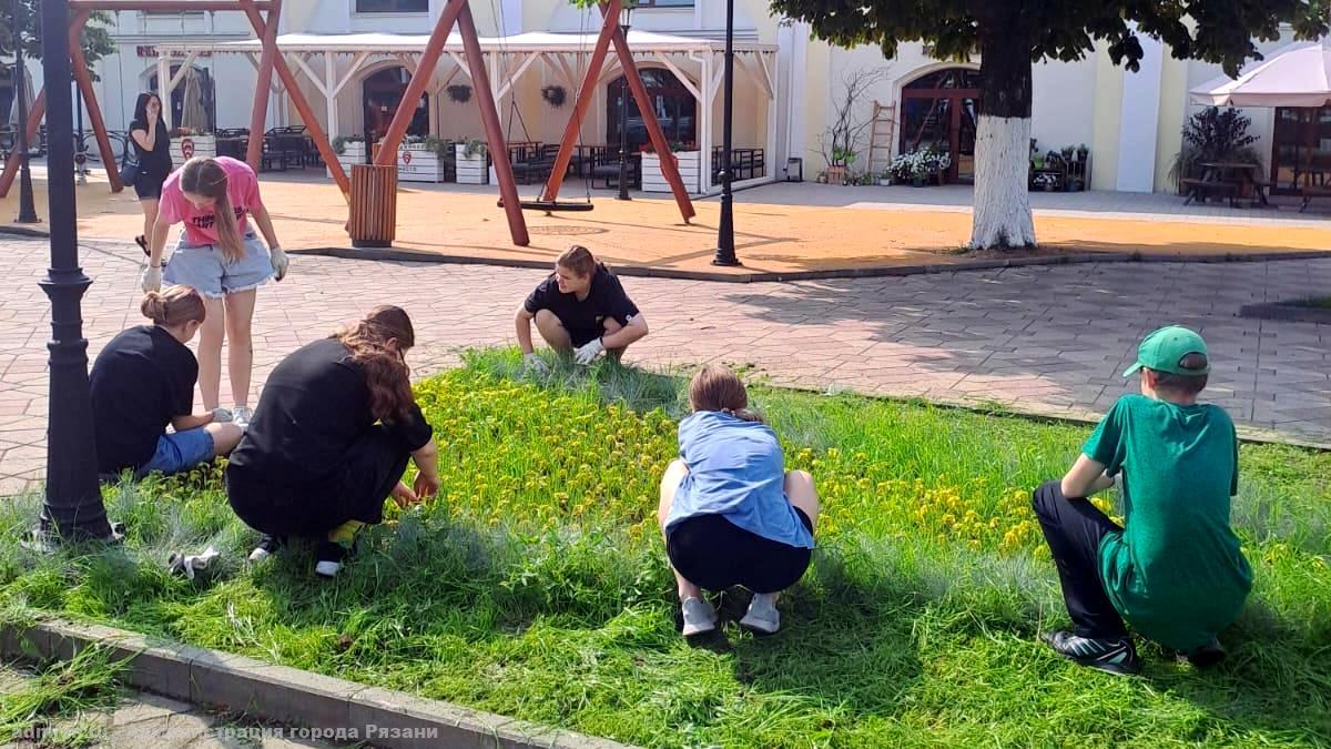 Уборка территорий и окос травы: работы по благоустройству продолжаются в ежедневном режиме