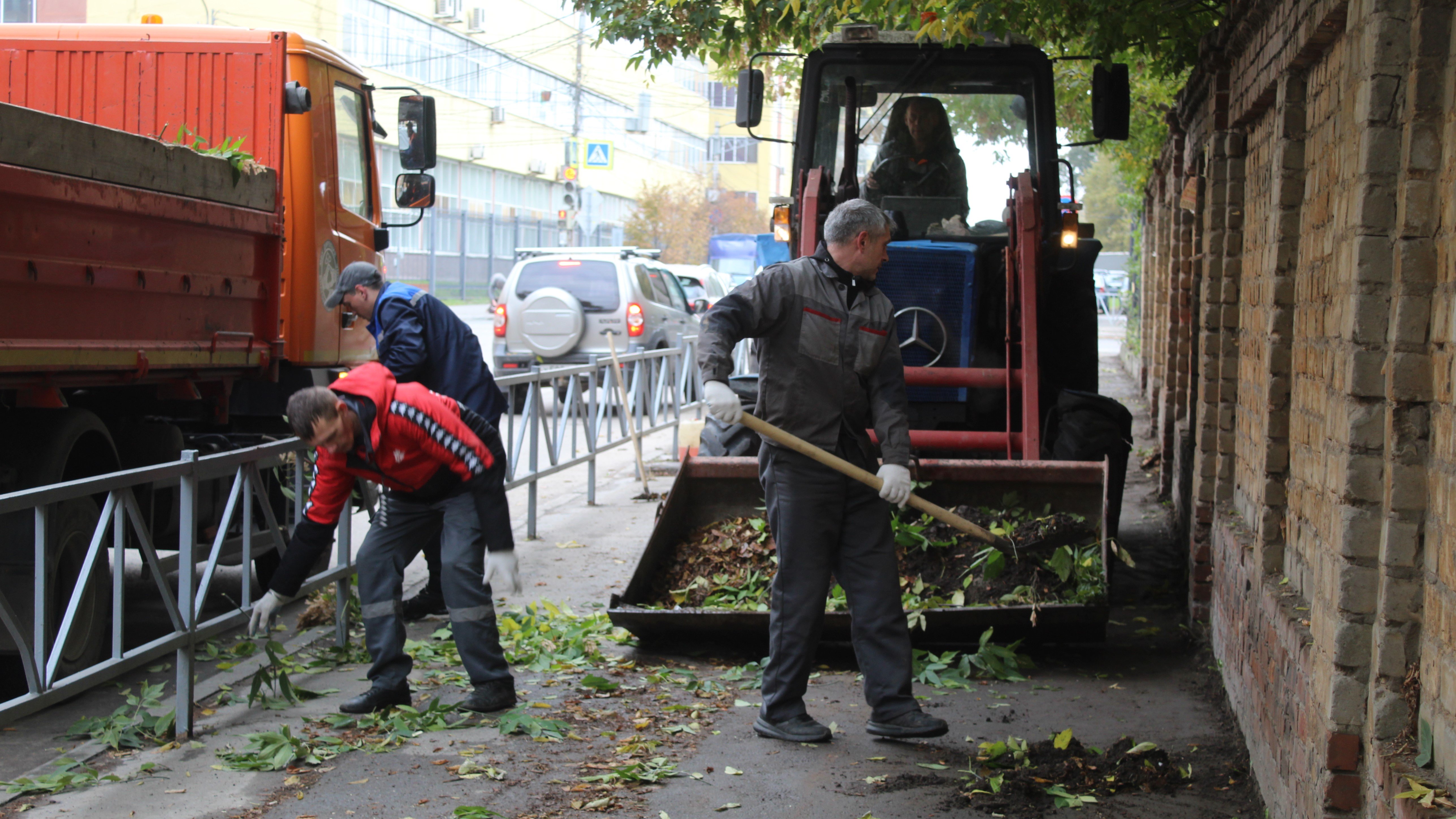 В городе продолжаются работы по уборке территорий 