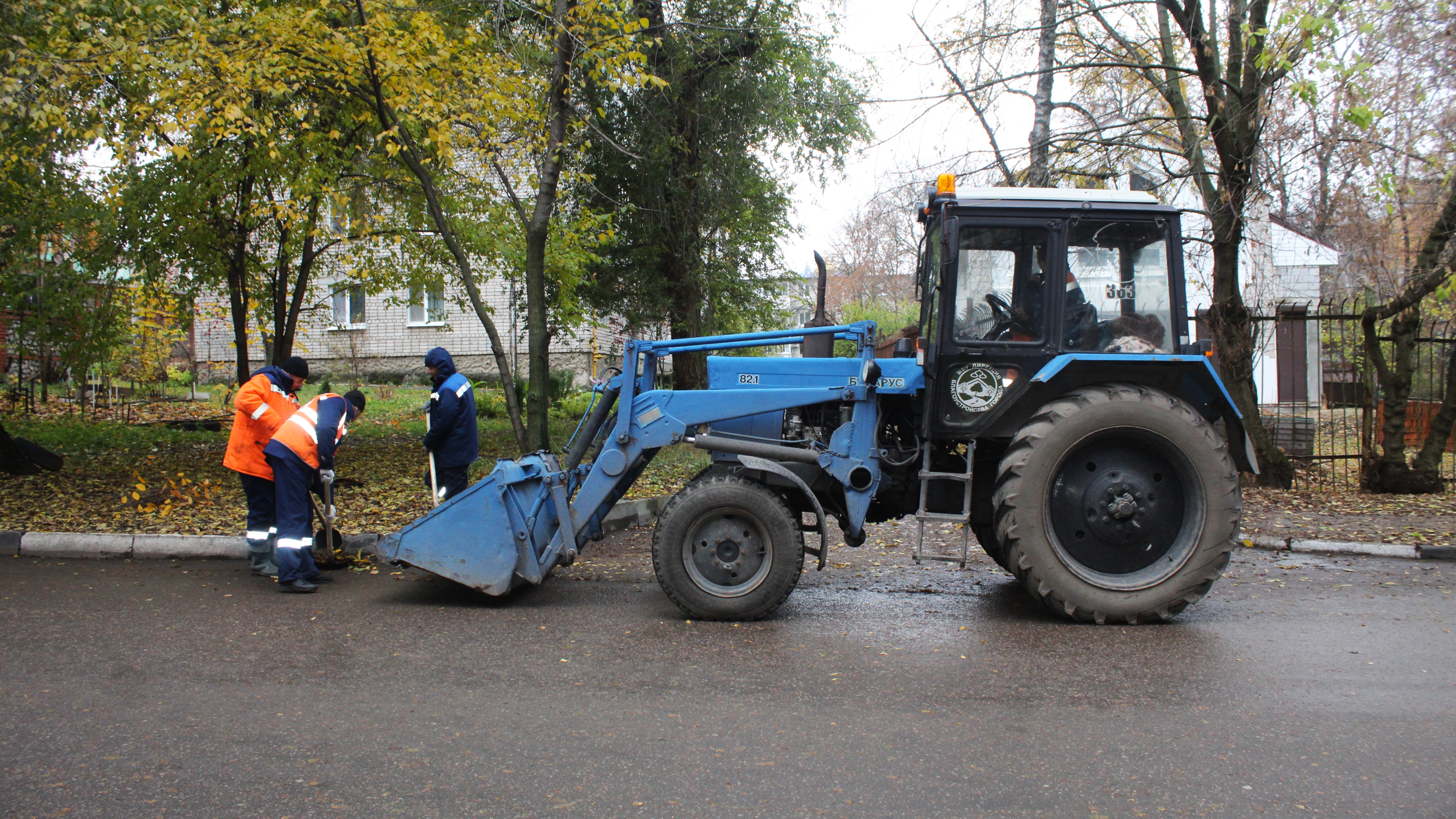 Коммунальные службы проводят убору города