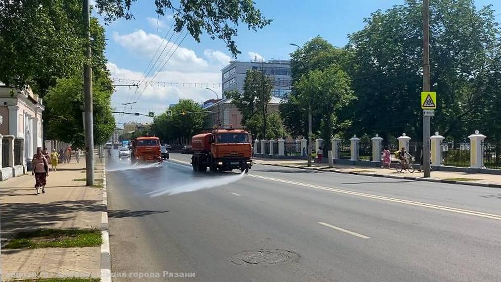 Жара в городе: на улицах работает поливомоечная техника