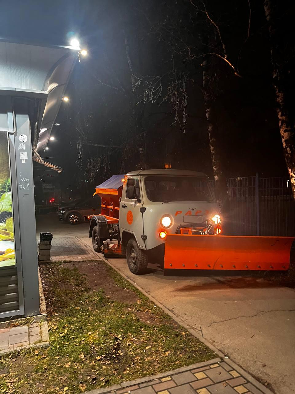 Коммунальные службы ночью работали на городских территориях   
