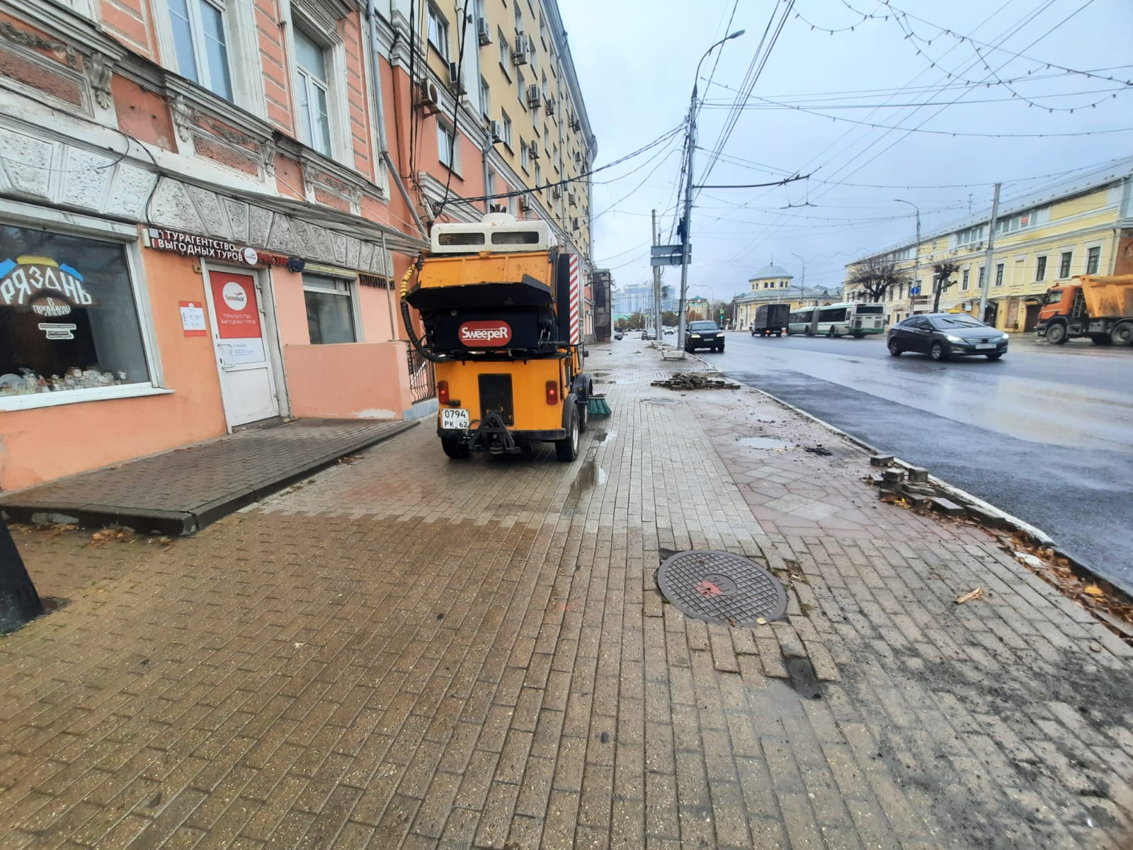 В областном центре продолжается уборка территорий