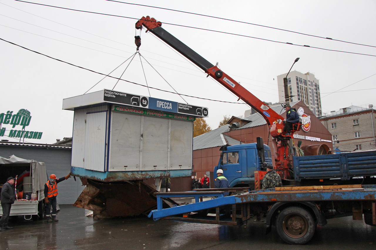 На пл. Попова демонтировали старую торговую палатку