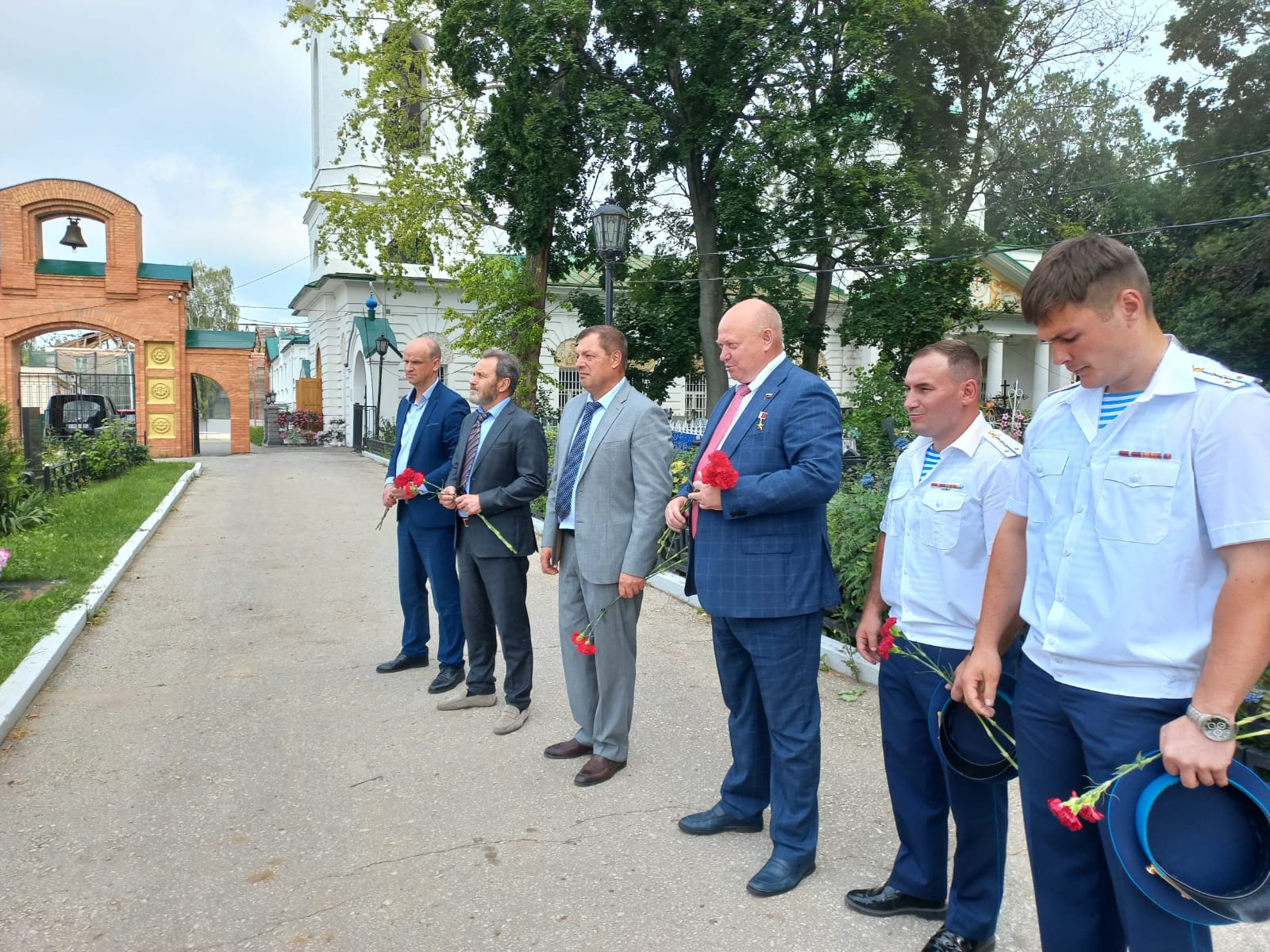 Андрей Красов и Виталий Артемов почтили память Почетного гражданина города