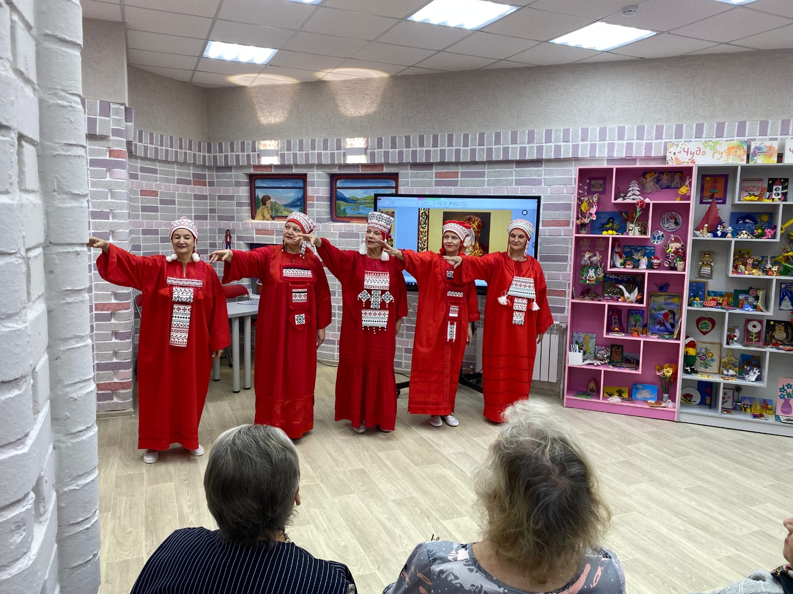 В детской библиотеке-филиал № 10 прошла Арт-встреча, посвященная Дню матери и Всемирному дню рукоделия.