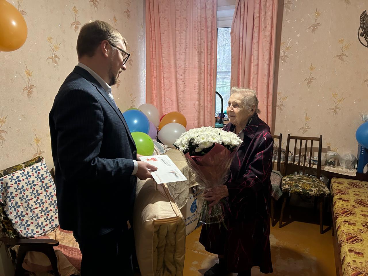В Октябрьском районе поздравили 100-летнего юбиляра Алексееву Александру Семеновну
