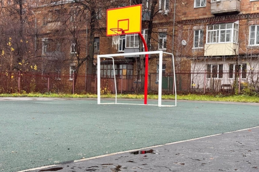 У школы №22 обустраивается новая спортивная площадка