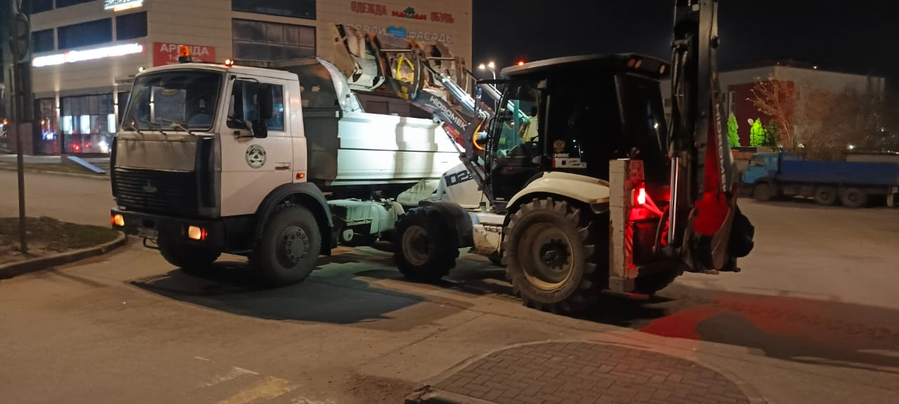Ночью на городских улицах выполнялась уборка
