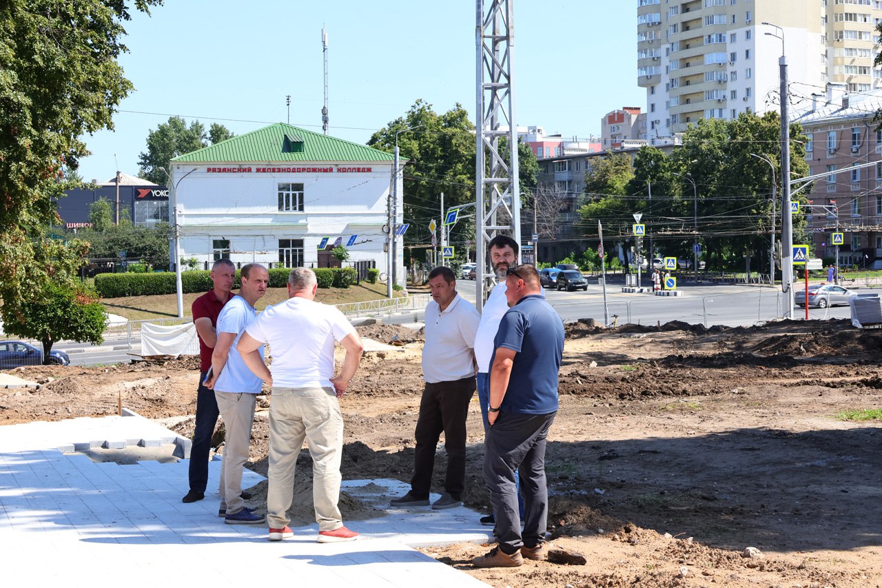 В сквере Трудовой доблести завершается обустройство пешеходных дорожек