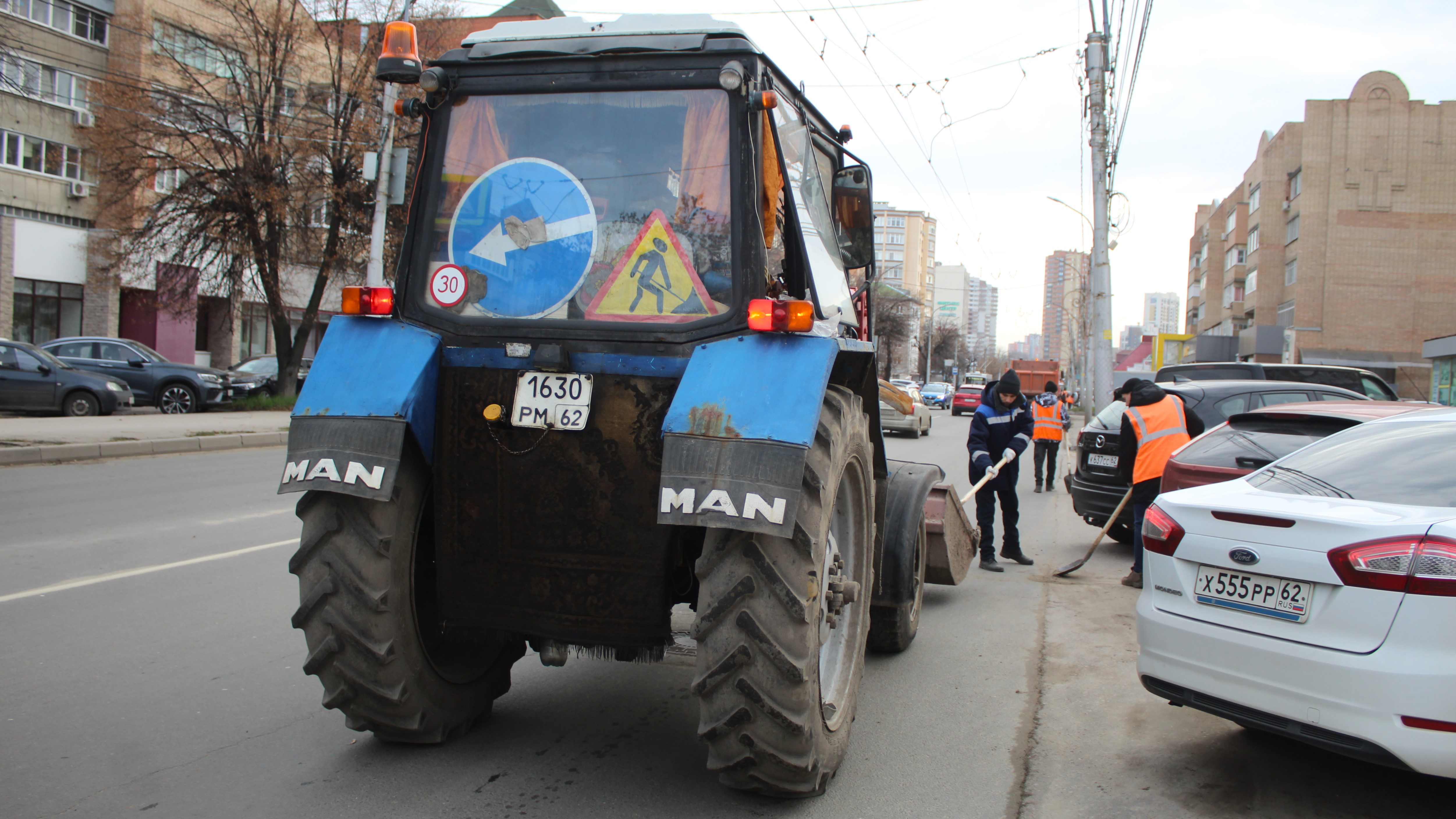 На городских улицах работает спецтехника ДБГ