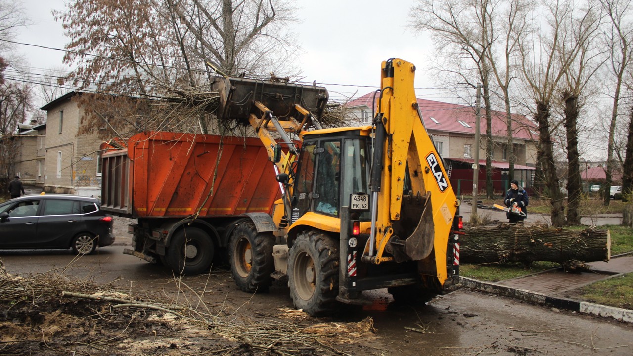 Коммунальные службы проводят уборку городских территорий