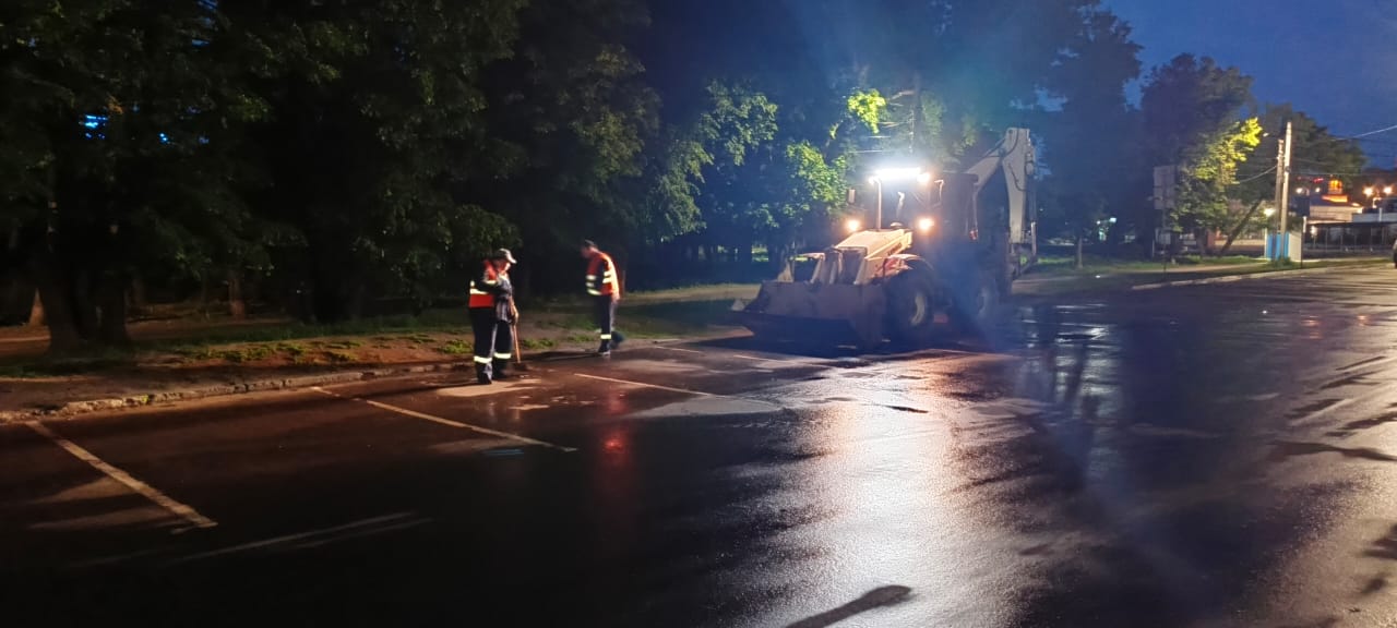 Коммунальные службы ночью выполняли уборку города