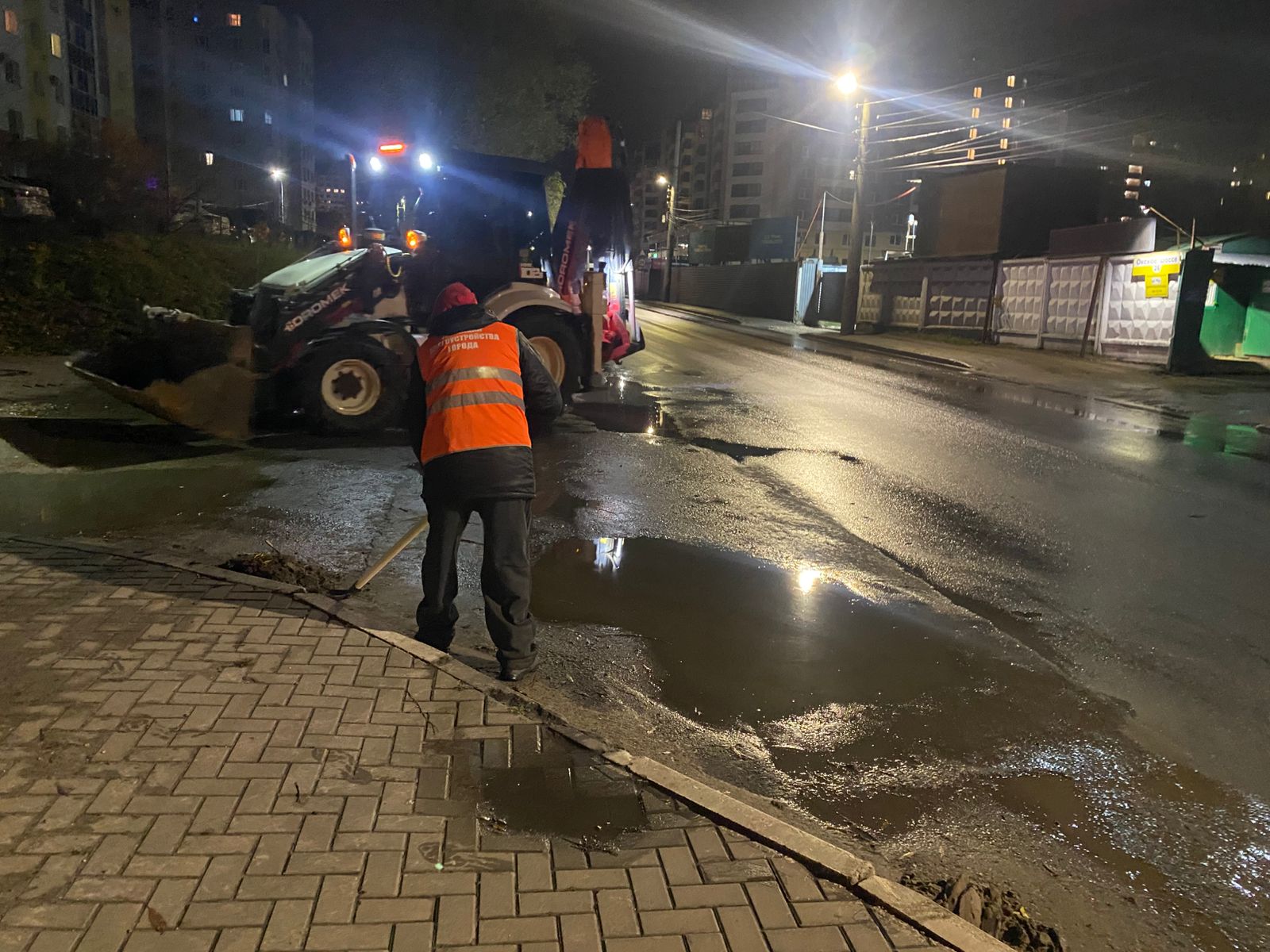 Дирекция благоустройства проводит ночную уборку города  Дирекция благоустройства проводит ночную уборку города