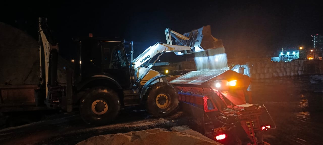Ночью выполнялась противогололедная обработка дорог
