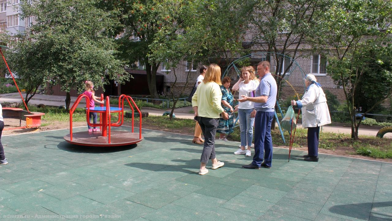 В Рязани ведется установка детских площадок