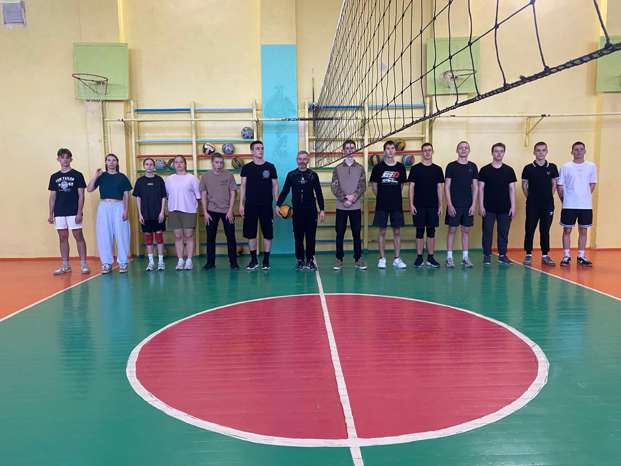 В п.Борки прошли соревнования по волейболу среди школьников.