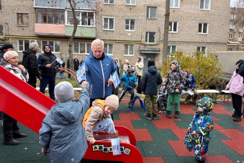 В рязанском дворе появилась новая детская площадка