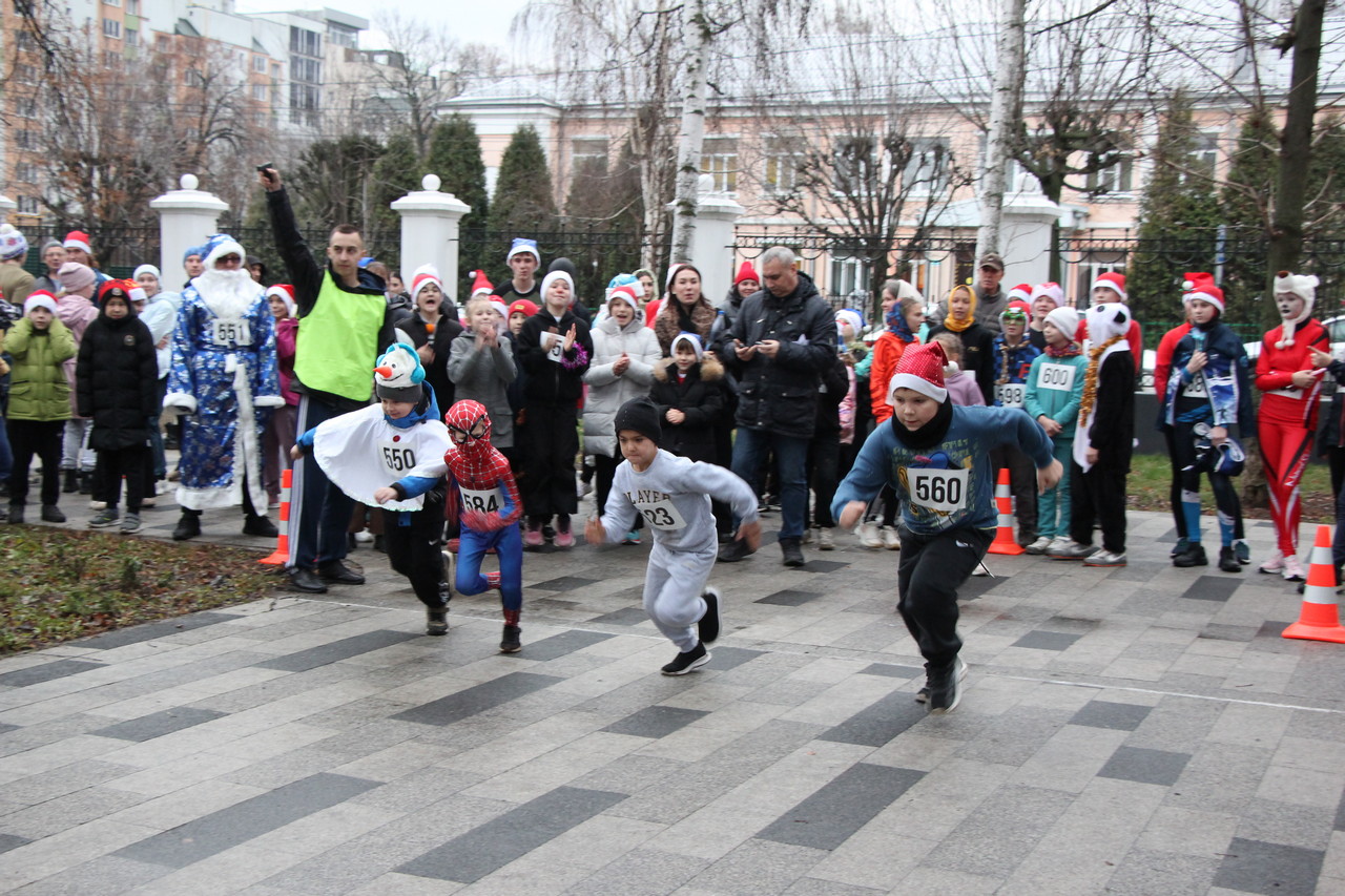 В Рязани состоялся традиционный забег, посвященный Дню рождения Деда Мороза