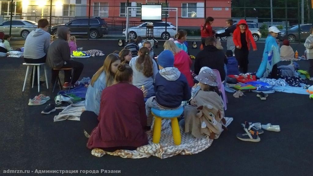 Юным рязанцам показали кино под открытым небом