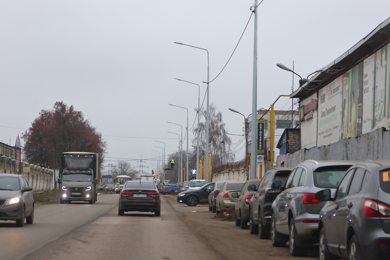 На улице Радиозаводской и проезде Яблочкова проводят монтаж уличного освещения