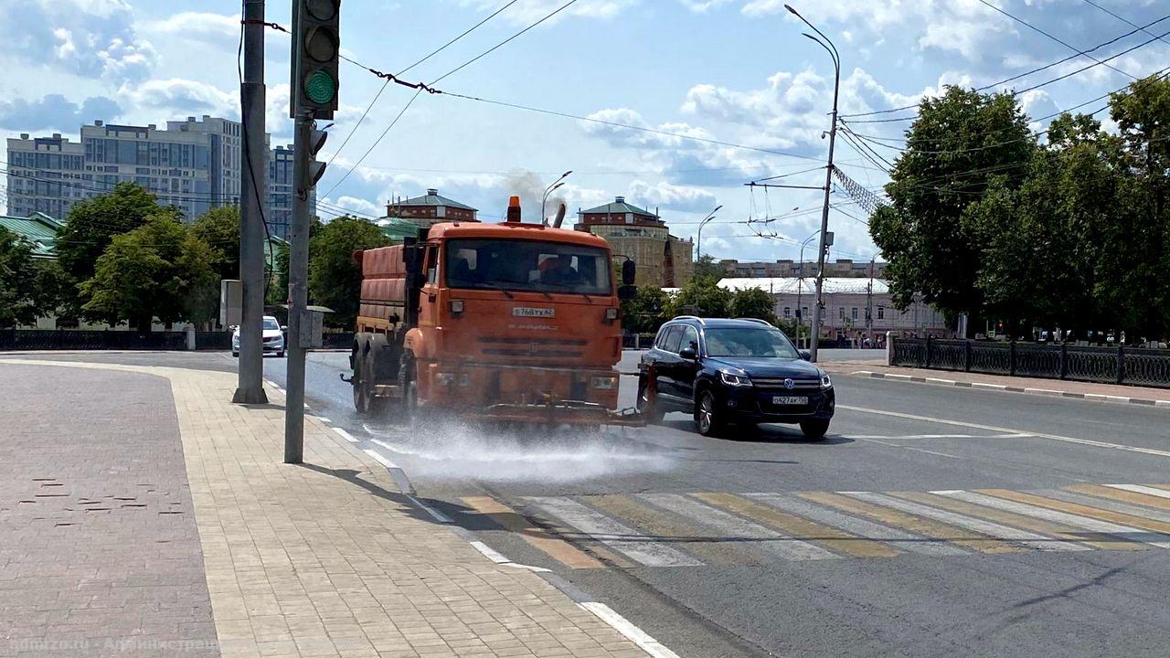 Дирекция благоустройства города продолжает помывку автодорог и аэрацию воздуха