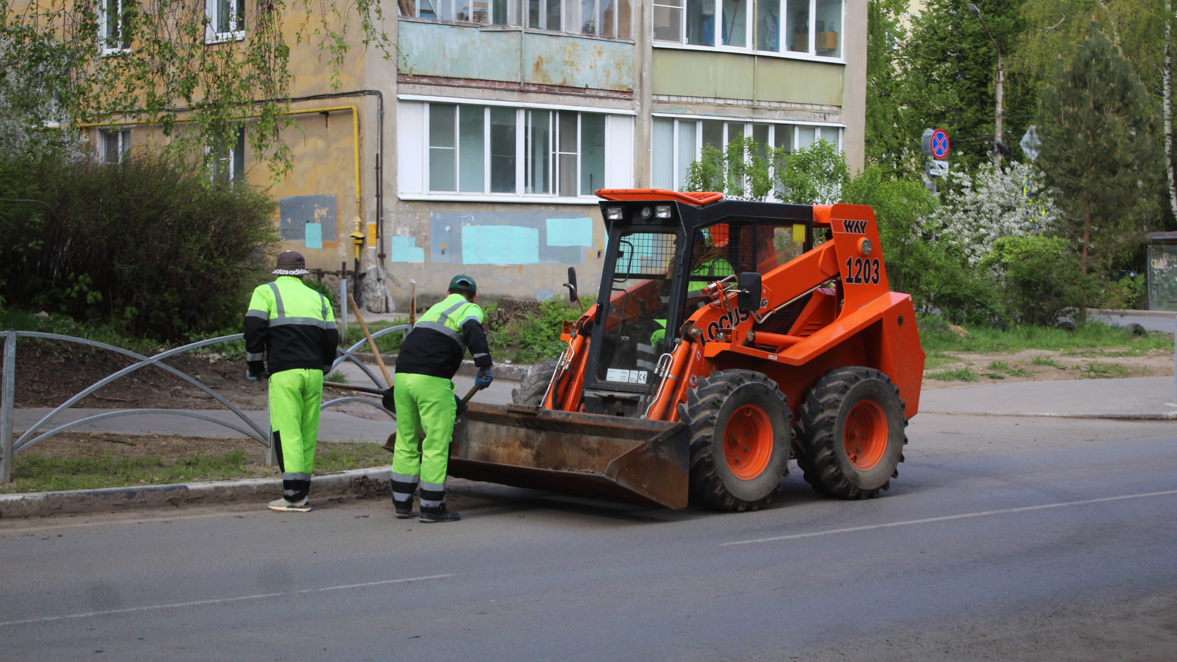 В городе работает спецтехника ДБГ