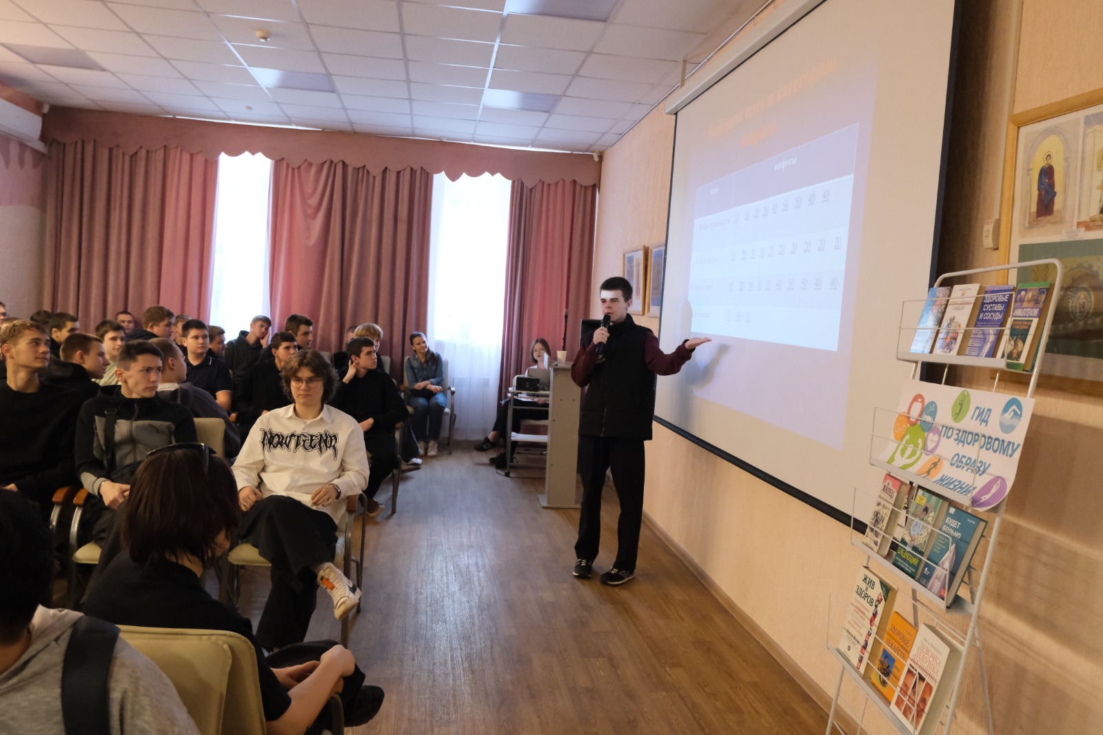 15 октября  2025 года в Московском районе прошел                                         профилактический антинаркотический квиз «Моя игра"  в рамках месячника «ЗОЖ в приори