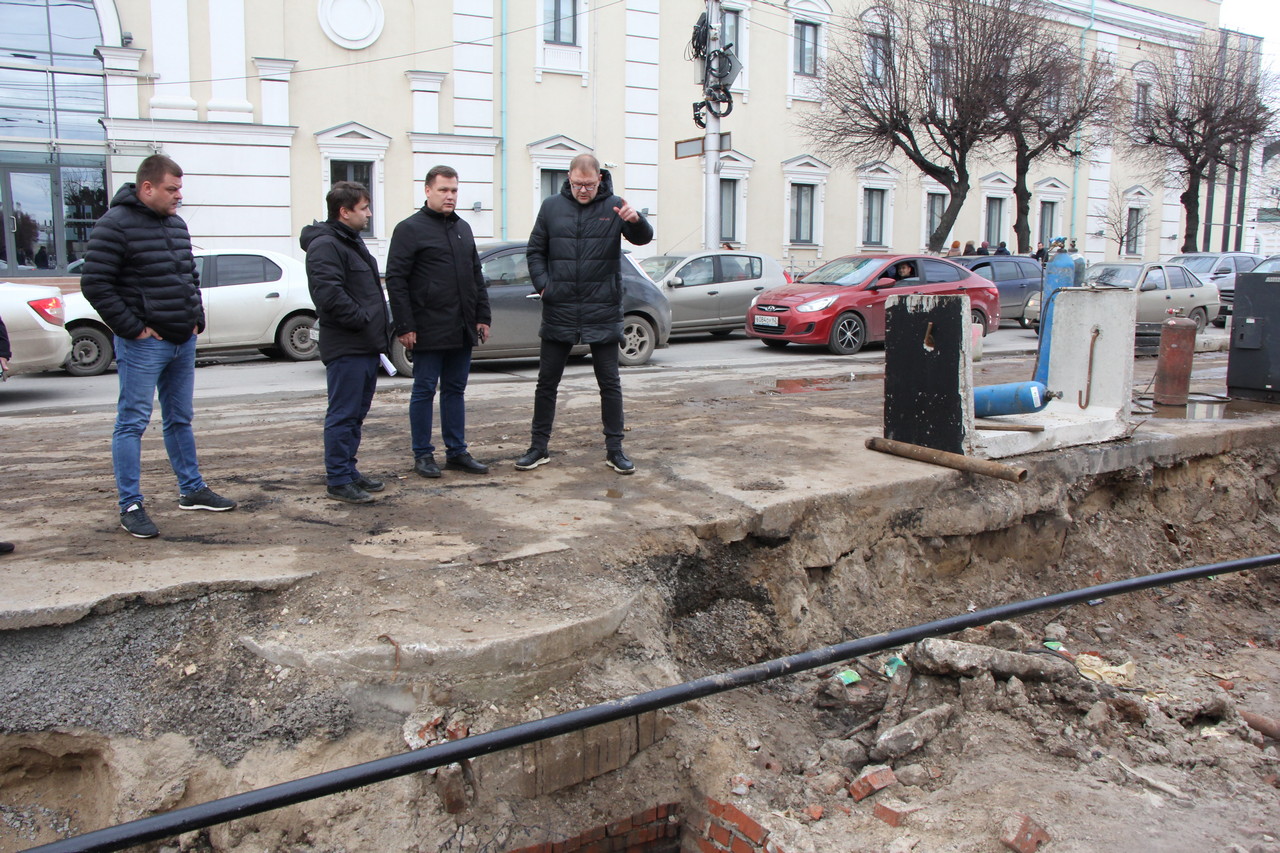 Борис Ясинский проинспектировал ремонтные работы на городских объектах