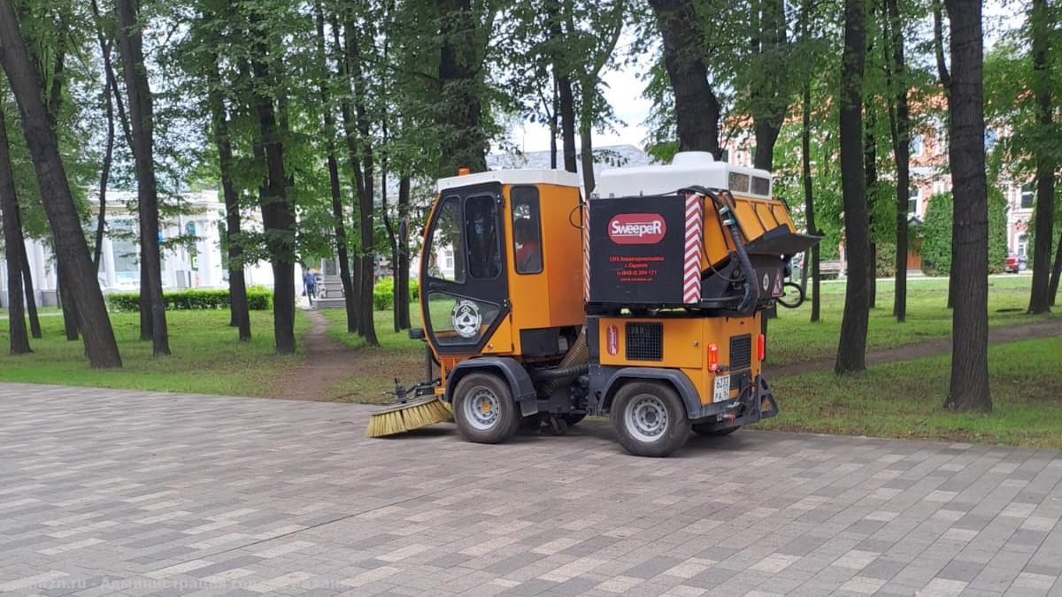 В областном центре продолжается озеленение и уборка городских территорий