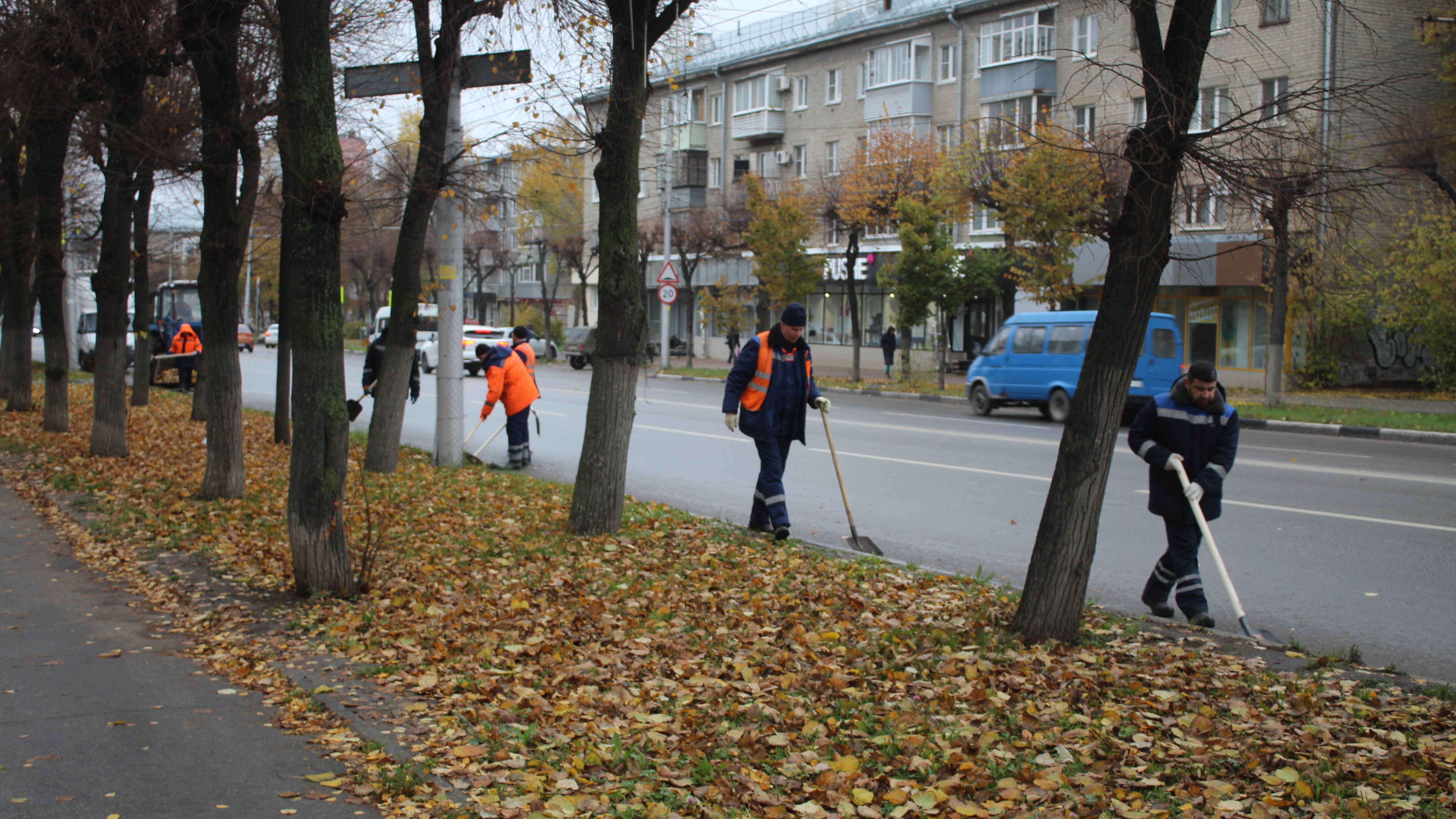 В городе продолжается уборка территорий   