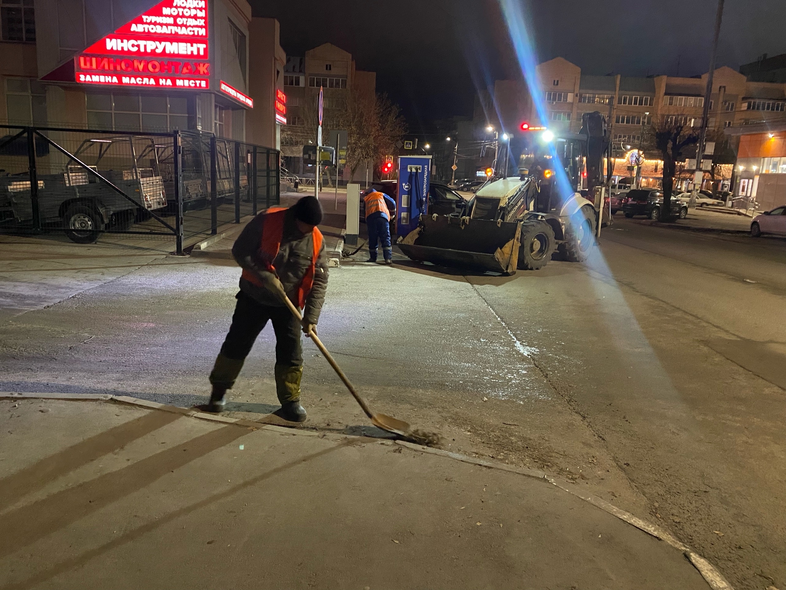 Ночью на рязанских улицах выполнялась уборка