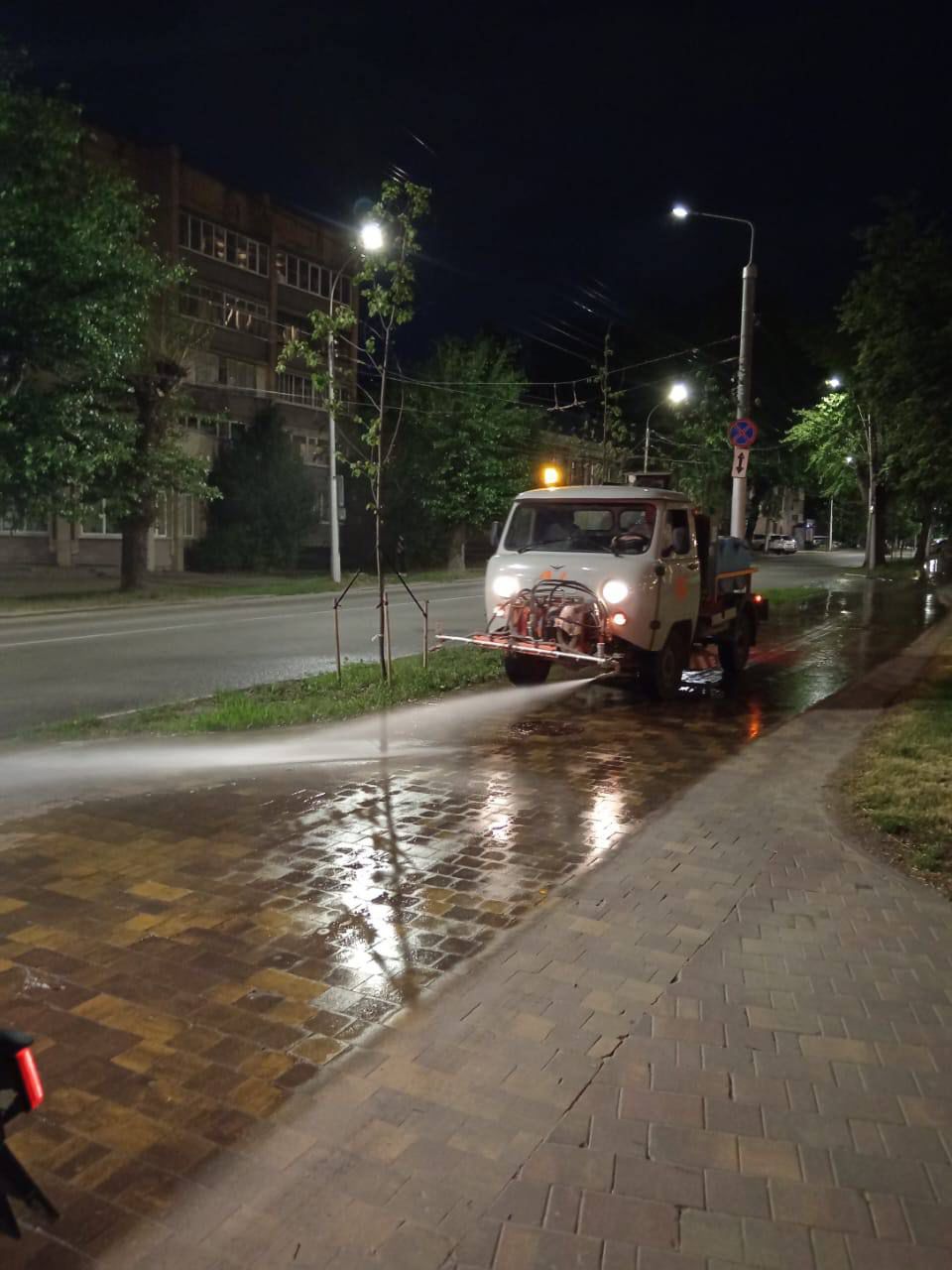 Ночью в городе выполнялась уборка дорог и тротуаров