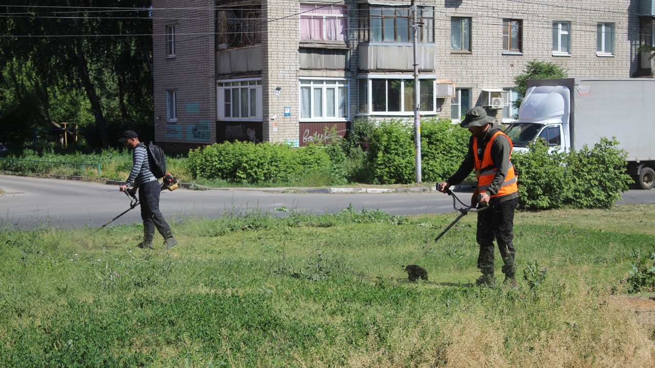 В городе выполняют уборку и выкашивают газоны