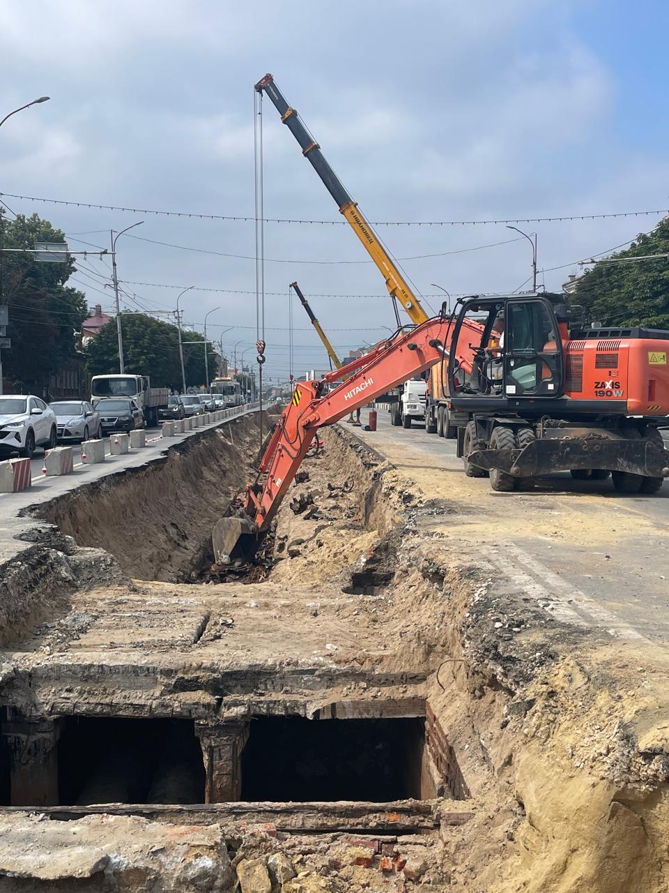 Продолжается капитальный ремонт теплотрассы на центральной улице города