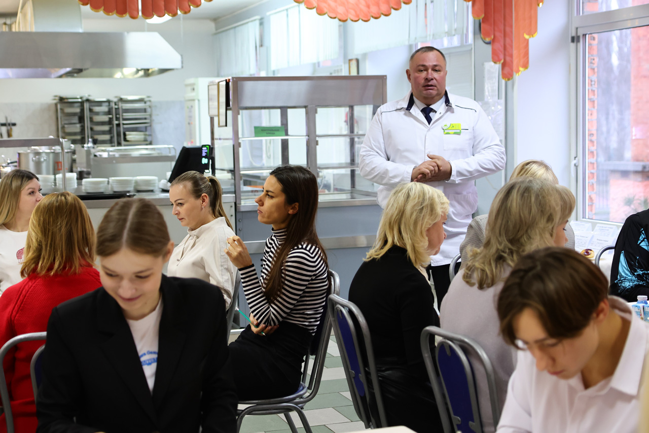 Продолжается серия дегустаций блюд школьного питания