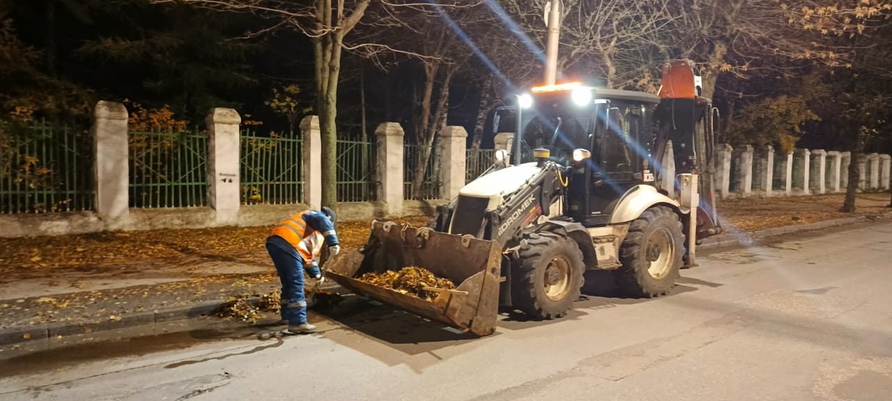 Ночью в городе выполнялась уборка дорог и тротуаров