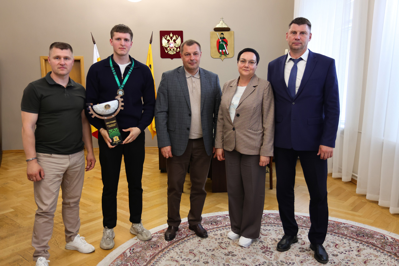 Виталий Артемов поздравил рязанского спортсмена Кирилла Гранкина с заслуженной наградой на Чемпионате мира