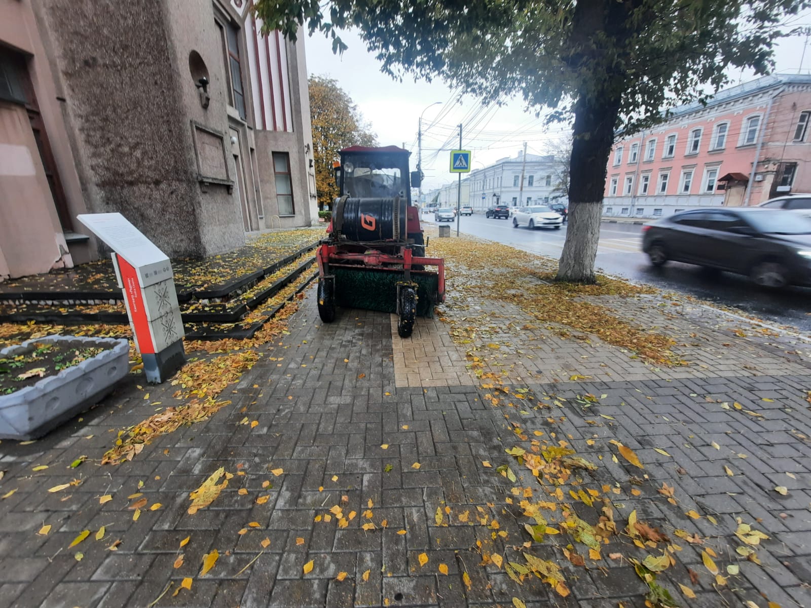В областном центре проводится уборка территорий