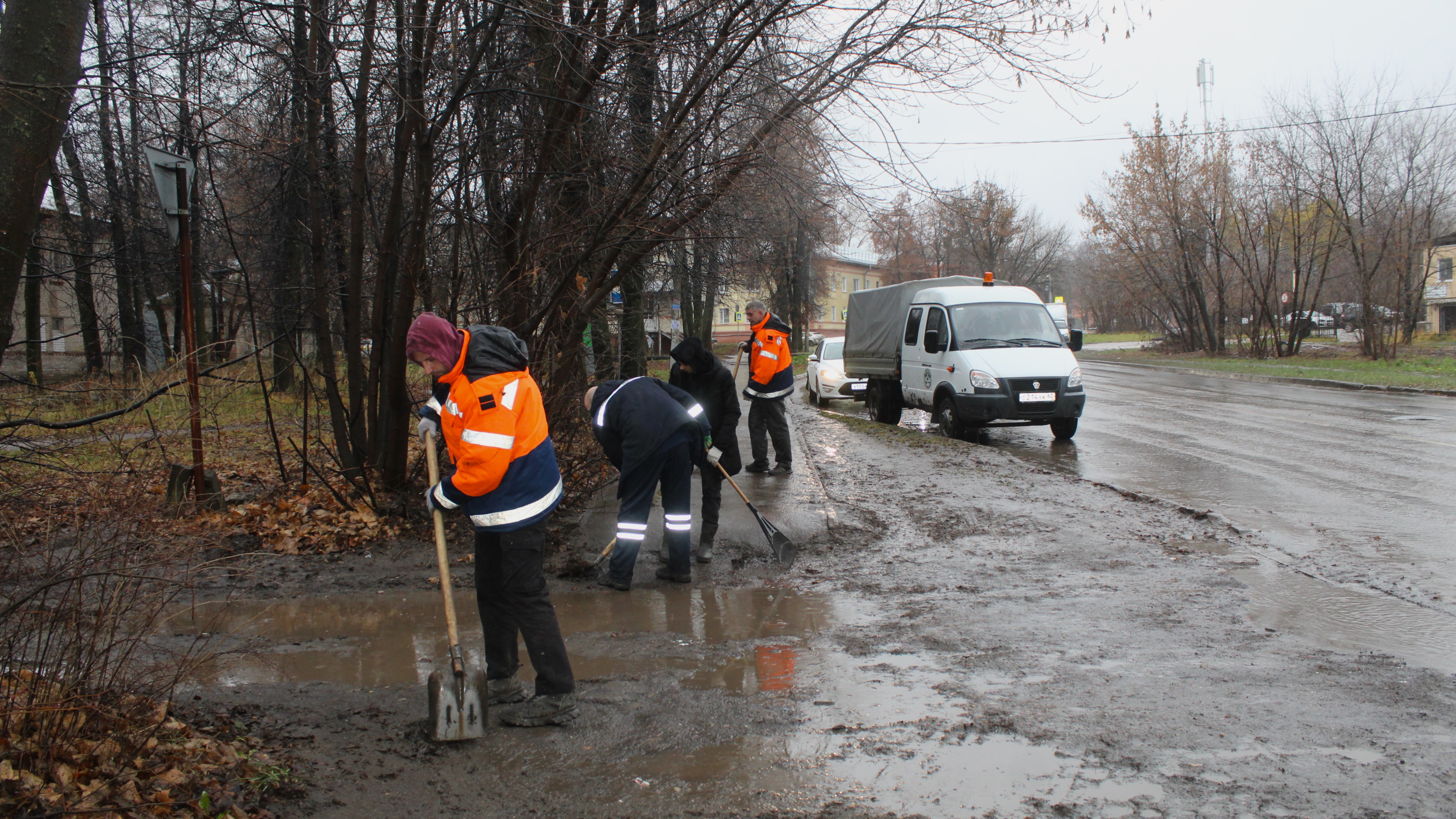 В Рязани продолжается уборка территорий