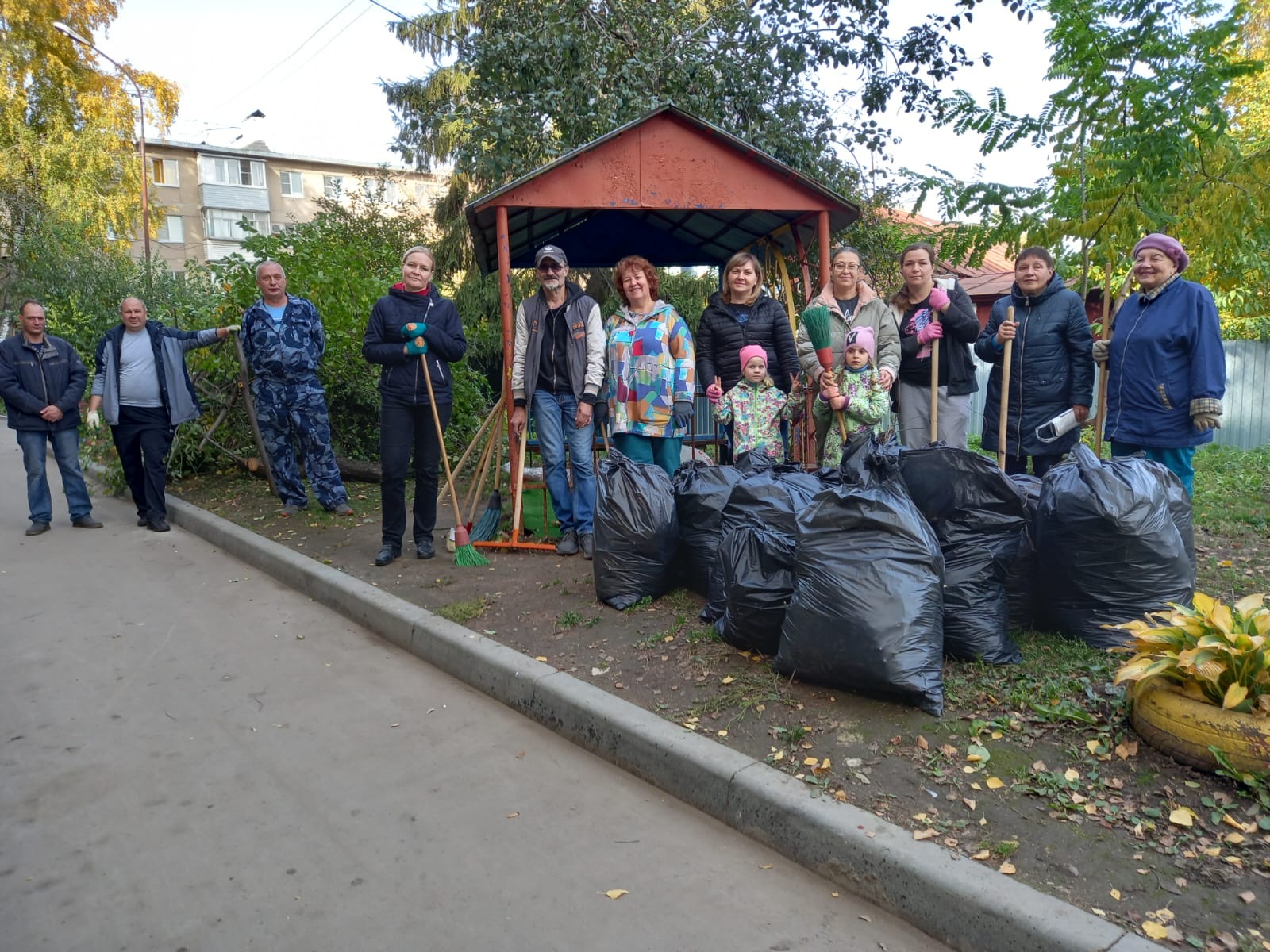 Активисты ТОСов принимают участие в общегородских субботниках
