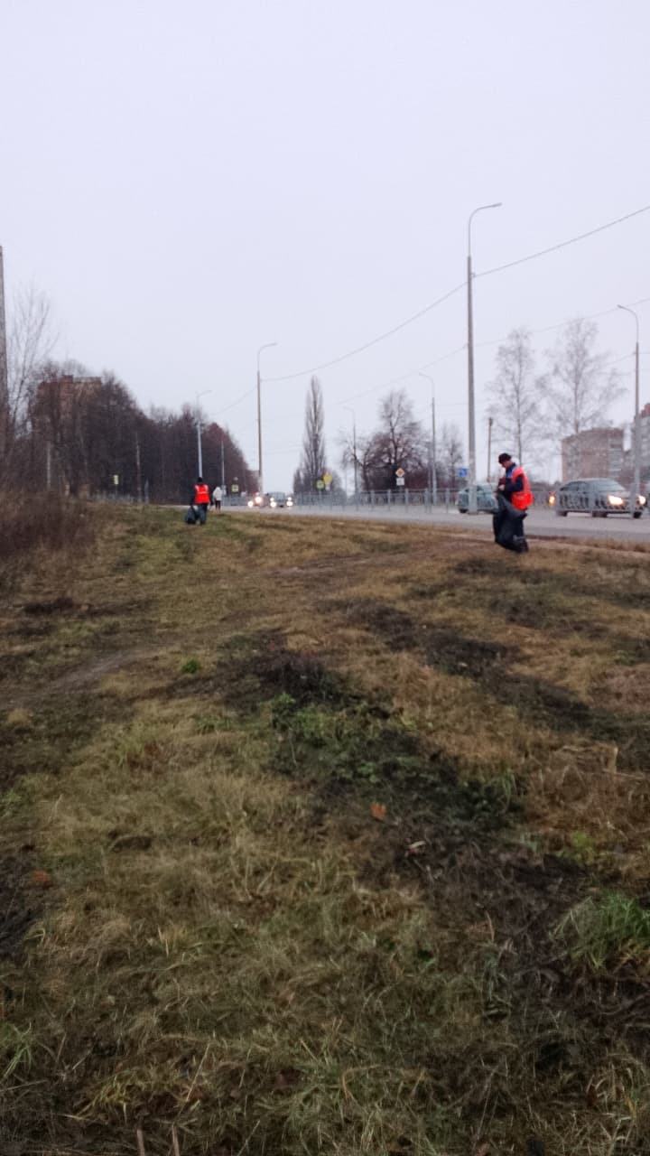 Коммунальные службы чистят дороги и тротуары   