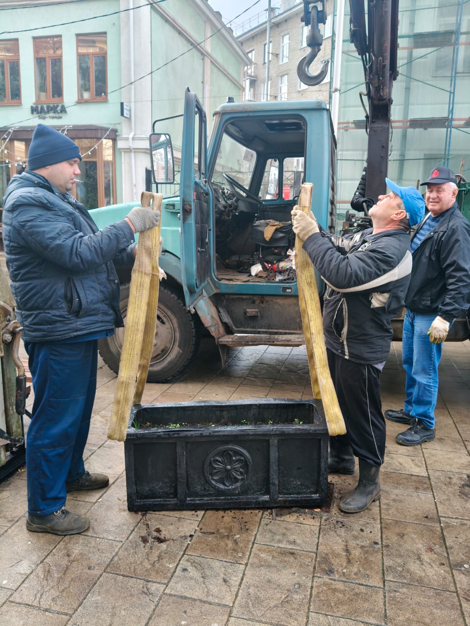 На ул. Почтовой демонтируют цветочные вазоны
