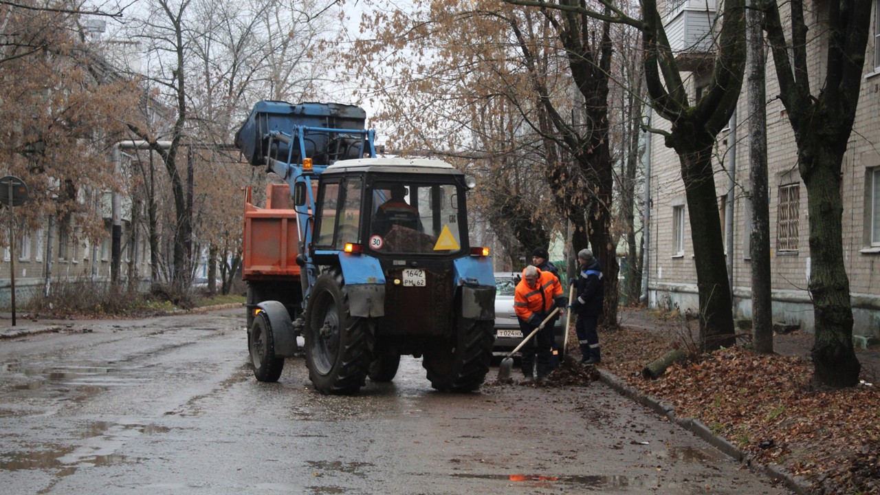 Коммунальные службы проводят сезонные работы по уборке и благоустройству города